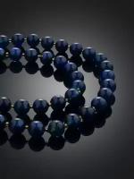 Необычные эластичные бусы из тонированного янтаря синего цвета