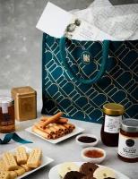 Кондитерский сюрприз-бокс Mark and Spencer Tea & Treats Gift Bag