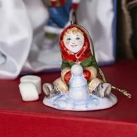 Интерьерная миниатюра, декор, сувенир, украшение керамическое Девочка лепит снеговика