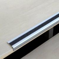 Профиль алюминиевый угол для краев ступеней с антискользящей лентой 52х27х1000 мм черный артикул производителя ATM1SF2, 549629