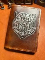 Кожаная обложка на паспорт Медведь