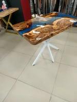 стол из массива дерева с эпоксидной смолой - река