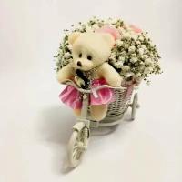 Гипсофила с мыльной розой в кашпо велосипед с игрушкой