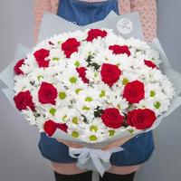 Букет 15 красных роз и 14 белых хризантем