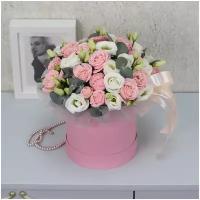 Цветы живые букет из белых эустом и пионовидных кустовых роз с эвкалиптом в шляпной коробке 