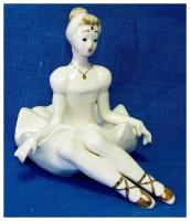 Фарфоровая статуэтка Балерина, сидящая на сцене Арт