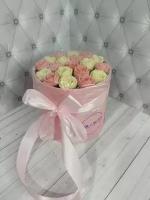 Букет из 19 шоколадных роз в шляпной коробке . Белые, розовые розы