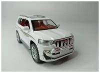 Коллекционная машинка игрушка металлическая Toyota Land Cruiser Prado для мальчиков масштабная модель 1:24 белый