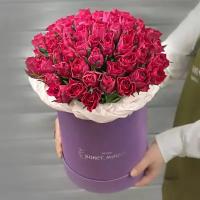 Букет живых цветов из 51 малиновой Кенийской розы в шляпной коробке
