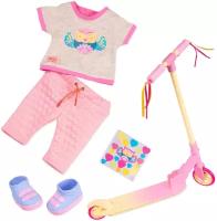 Комплект одежды ДеЛюкс для куклы 46 см Our Generation Путешественница с разноцветным самокатом