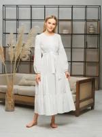 Платье женское белое льняное летнее с длинным рукавом и ярусной юбкой средней длины украшено кружевом Русалия, 42 размер