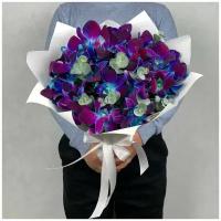 Букет из синих орхидей и эвкалипт 49 шт