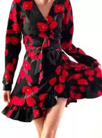 Черное платье с красными тюльпанами