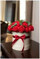 Букет мыльных красных роз с эвкалиптом в коробке