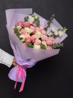 Букет живых цветов из кустовых роз, эвкалипта и эустомы, Микс 15 шт, размер L