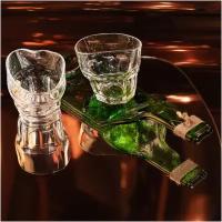 Набор из двух хмельных бокалов для виски с гранями и блюдом из хмельной винной оливковой бутылки