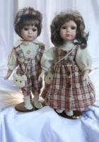 Фарфоровые коллекционные куклы Тёма и Ариша мальчик и девочка пара /кукла из фарфора и текстиля на подставке / 30 см коричневая клетка