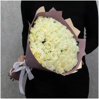 Цветы живые букет из 51 белой розы Аваланч 40 см в дизайнерской упаковке