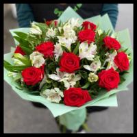 Букет из 9 белых альстромерий и 11 красных роз