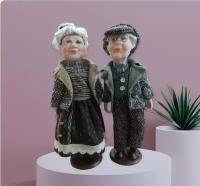 Фарфоровые куклы/ Коллекционная кукла с ручной росписью лица Бабушка и Дедушка в шляпе пара 40 см кукла из фарфора и текстиля на подставке
