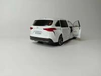 Модель автомобиля Toyota Sienna коллекционная металлическая игрушка масштаб 1:24 белый