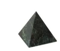 Пирамида из натурального уральского камня змеевик 50*50*55 мм