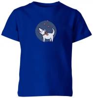 Детская футболка «Белая собака с сердечками на фоне неба» (140, синий)