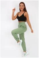 Женские спортивные брюки в зеленом цвете, размер 50
