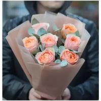 7 пионовидных персиковых роз Гравити с эвкалиптом. Букет цветов 115 Kimbirly Flowers