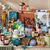 Кондитерский сюрприз-бокс корзина Fortnum and Masons The Globetrotter Hamper