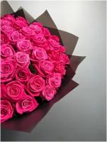 Букет из розы космик 60см в темной упаковке 45 шт