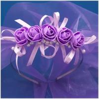 Фата для девичника из сиреневой органзы на ободке с фиолетовыми розочками, атласными лентами розового цвета и жемчужными бусинами