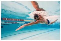 Постер на холсте Пловец в бассейне под водой №2 75см. x 50см