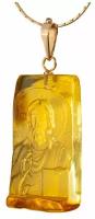 Золотой кулон с объемной резьбой по натуральноиму цельному янтарю 