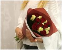 Букет из 15 красной и белой розы микс 35-40 см в стильной упаковке