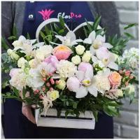 Цветы живые букет из белых пионов, кустовых роз и орхидей в деревянном ящике 