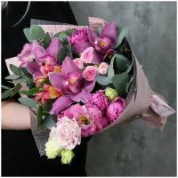 Цветы живые букет из кустовых роз, орхидей и альстромерий в дизайнерской упаковке 