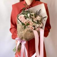 Букет розовых роз с хлопком и эвкалиптом в крафтовой упаковке
