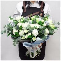 Букет белых роз и лизиантусов Луиза