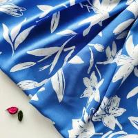 Ткань плательная вискоза Валенсия, штапель для шитья платья, юбки, рубашки, голубого цвета с крупными белыми цветами, 1 м х 145 см