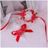 Набор из браслета и бутоньерки для жениха и невесты с латексными розами белого и красного оттенков, атласными бантами и ленточками, 2 штуки