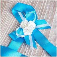 Лазурный браслет для свидетельницы на свадьбу из атласных лент яркого голубого цвета, с белыми розами из латекса и бантом, ручная работа