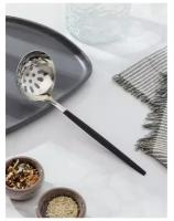 Шумовка Magistro «Грэйс», 24,5 см, цвет ручки черный, цвет головы серебряный