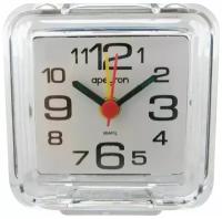 Будильник-часы Apeyron PLT20-001 в форме квадрата с корпусом и рассеивателем из качественного пластика. Лицевая сторона защищена пластиковым стеклом. На циферблате белого цвета расположены арабские цифры и три стрелки