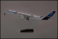 Модель пассажирского самолёта Аэробус А350, в фирменной ливреи. С освещением салона, длина 45 см