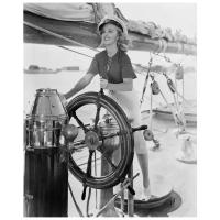 Постер на холсте Женщина у руля яхты (The woman at the helm of the yacht) 30см. x 37см