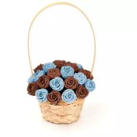 Подарок к пасхе 33 шоколадные розы CHOCO STORY в корзинке - Голубой и Шоколадный микс из Бельгийского шоколада, 396 гр. K33-GSH