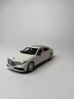 Модель автомобиля Mercedes-Benz E-300еL коллекционная металлическая игрушка масштаб 1:24 белый