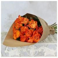 Букет живых цветов из 15 оранжевых роз 40см. в крафте