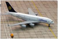 Модель самолёта Airbus A380 Lufthansa. На шасси